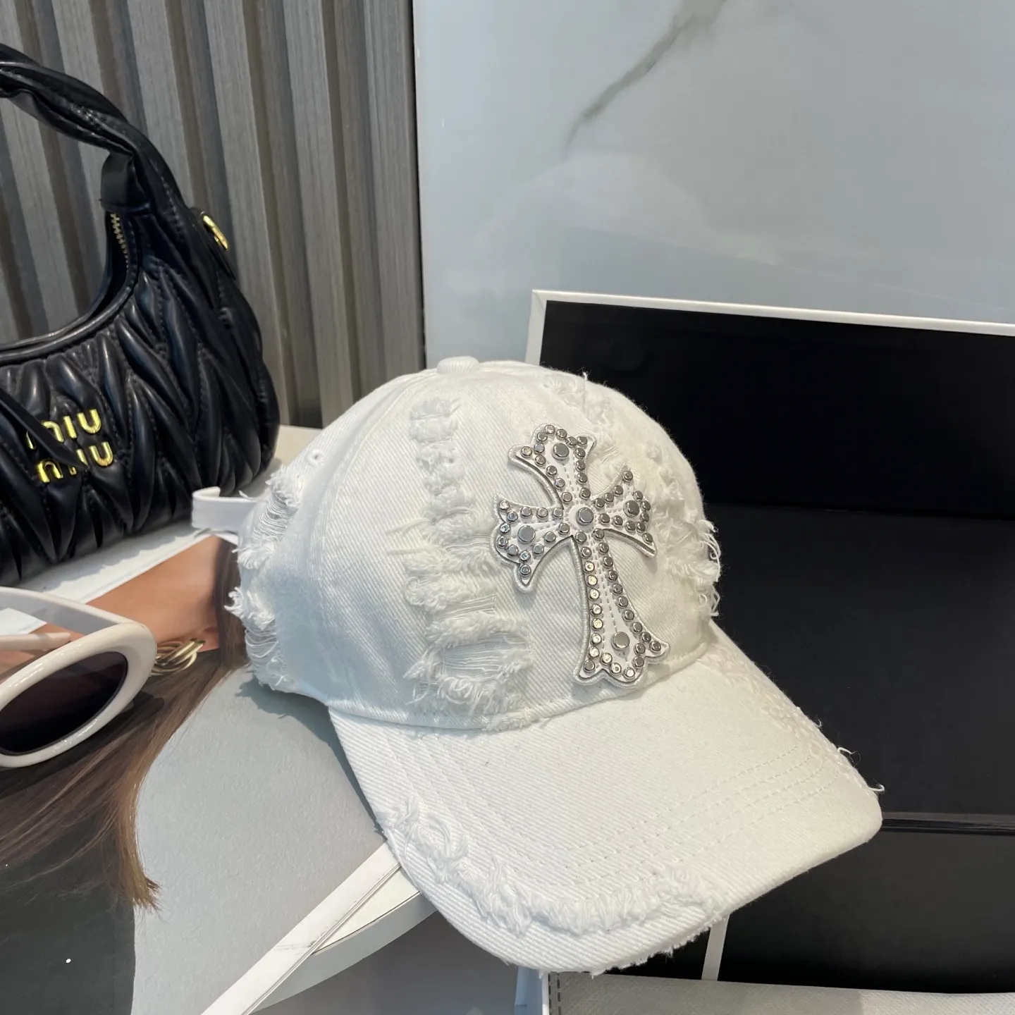 P66 Crow Heart 🆕🆕New baseball cap, stylish and classic cross logo, casual with a cool feeling, unisex style, same style for men and women! Very easy to match! Head circumference: 56-58cm is available